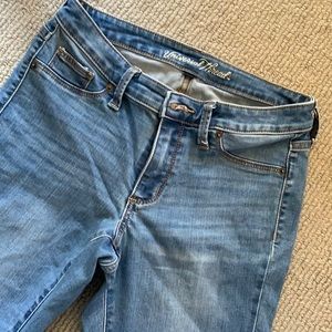 Light wash mid rise jegging